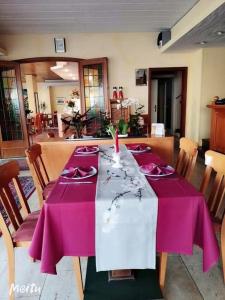 einen Tisch mit einem lila Tischtuch drauf in der Unterkunft Hotel Quellenhof in Bad Breisig