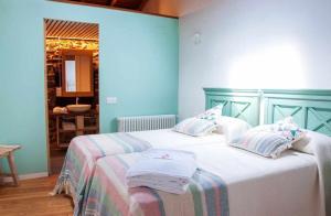 A bed or beds in a room at O Forno Casa Ferrador Ribeira Sacra