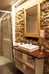 A bathroom at O Forno Casa Ferrador Ribeira Sacra