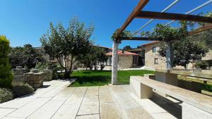 A garden outside O Forno Casa Ferrador Ribeira Sacra