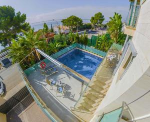 een uitzicht over een zwembad op een gebouw bij Casa ALCANADA 1 in Alcudia