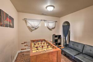 uma sala de estar com uma mesa de xadrez e um sofá em Waterfront Nevada Home with Balcony and Private Dock! em Sparks