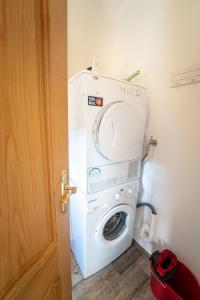 uma máquina de lavar e secar roupa no canto de um quarto em Ferienwohnung Anke - Appartement 5c em Heinsberg