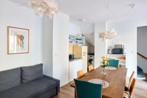 - un salon avec une table et un canapé dans l'établissement Beautiful Backyard Remise, à Berlin