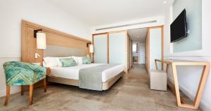 Postel nebo postele na pokoji v ubytování Insotel Punta Prima Resort + 37 fotografií