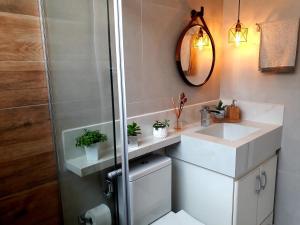 Ένα μπάνιο στο APARTAMENTO PRAIA GRANDE-CANTO DO FORTE- 2 QUADRAS DA PRAIA WI-FI,NETFLIX e ESTACIONAMENTO