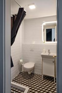 een badkamer met een toilet en een wastafel bij Beautiful Backyard Remise in Berlijn