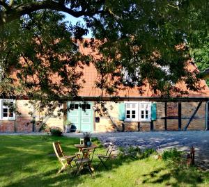 a house with a table and chairs in front of it at besinndich in Nebelin