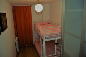 エスカリリャにあるAPARTAMENTOS LÁZARO Ctra de Francia 4の二段ベッド2台とクローゼットが備わる客室です。