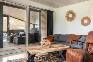 Гостиная зона в Prachtige chalet Wabi Sabi aan het water! +23 фотографии
