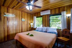 Säng eller sängar i ett rum på Driftwood Gardens Guesthouse