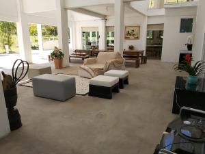 a large living room with couches and tables at SÍTIO FLOR DE LYS in Jarinu