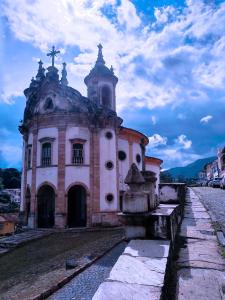 een oude kerk met een kruis erop bij º Real Central Suite º in Ouro Preto