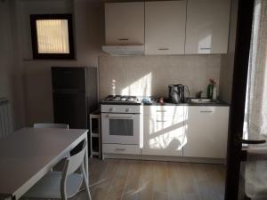A kitchen or kitchenette at La Persiana2