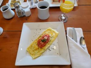 um prato branco com um pedaço de comida numa mesa em Cleveland House Inn em Newport