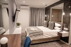 The Royal Bryanston客房内的一张或多张床位