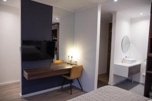 The Royal Bryanston客房内的一张或多张床位