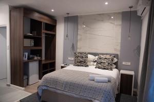 The Royal Bryanston客房内的一张或多张床位