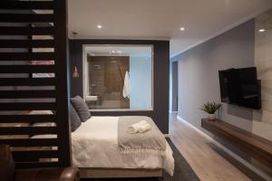 The Royal Bryanston客房内的一张或多张床位