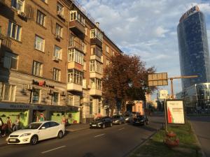 基辅Kyiv High Standard Apartment的停满汽车的城市街道