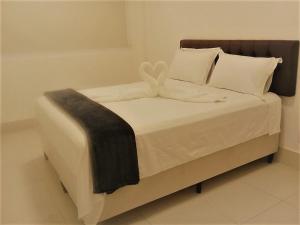 a bed with a swan sitting on top of it at La Fleur Polinésia in Porto De Galinhas +25 photos
