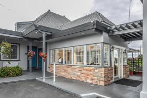 une maison avec une véranda à l'avant dans l'établissement Blu Pacific Hotel, à Monterey