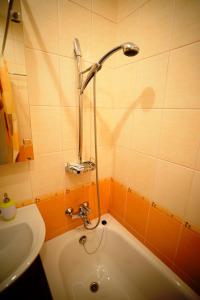 基辅Kyiv High Standard Apartment的带浴缸和水槽的浴室 更多10张照片