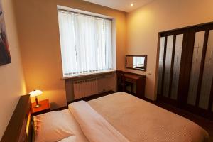 基辅Kyiv High Standard Apartment的一间卧室，里面有一张床和一扇大窗户。