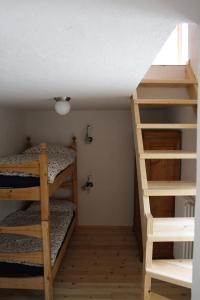 Двухъярусная кровать или двухъярусные кровати в номере Rifugio Dalco