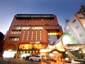 un edificio con coches estacionados frente a él en Central Hotel, en Yokosuka