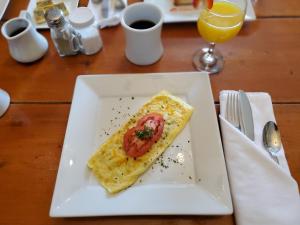 אפשרויות ארוחת הבוקר המוצעות לאורחים ב-Admiral Farragut Inn