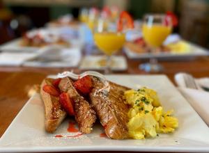 un plato de desayuno con huevos y tostadas en Admiral Farragut Inn, en Newport