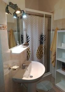 a bathroom with a sink and a shower at Pedra do Sol Praia Estoril Sal Rei FREE WI-FI in Sal Rei