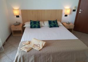 a bedroom with a large bed with towels on it at Pedra do Sol Praia Estoril Sal Rei FREE WI-FI in Sal Rei