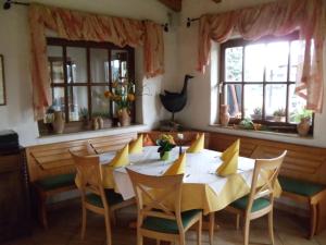 comedor con mesa, sillas y ventanas en Hotel Restaurant Weisbrod en Freinsheim