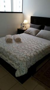 1 dormitorio con 1 cama con 2 toallas en Habitación RRB, en Lima