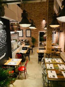 Reštaurácia alebo iné gastronomické zariadenie v ubytovaní ApartHostel Warszawa