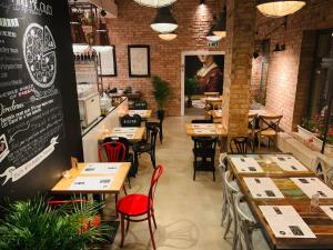 Um restaurante ou outro lugar para comer em ApartHostel Warszawa