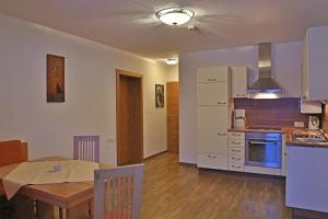 uma cozinha e sala de jantar com uma mesa e uma sala de jantar em Chalet Lena em Gerlos