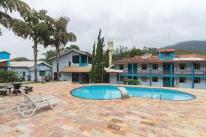 a swimming pool in front of a building at Pousada da Chácara in Mariana
