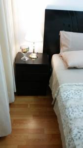 1 dormitorio con 1 cama y 1 mesa con lámpara en Habitación RRB, en Lima