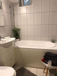 Un baño con bañera, lavabo e inodoro. en Maria, en Timisoara 17 fotos más