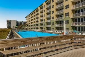 Kolam renang di atau di dekat Waters Edge Condominiums