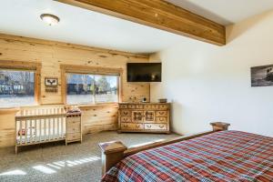 a bedroom with a bed and a flat screen tv at Snow Circle Lodge in Pagosa Springs