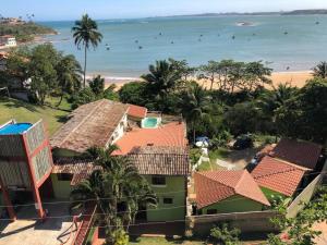 - une vue aérienne sur la plage et les maisons dans l'établissement Pousada Caravelas, à Guarapari