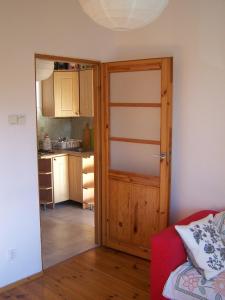 a room with a door and a kitchen at Bright Side Apartment Koszutka in Katowice