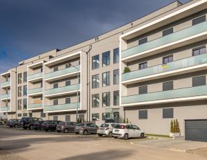 un gran edificio con coches estacionados en un estacionamiento en LED Apartment - Vista Alegre, en Ponte de Lima