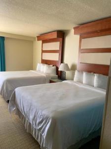 Cama ou camas em um quarto em Punta Gorda Waterfront Hotel & Suites