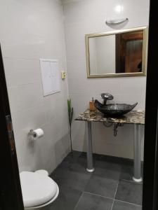 Vonios kambarys apgyvendinimo įstaigoje Мирков Дар