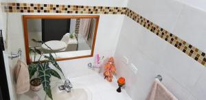 uma casa de banho com um lavatório e um espelho em Habitación Ciudad Cariño em El Cerrito